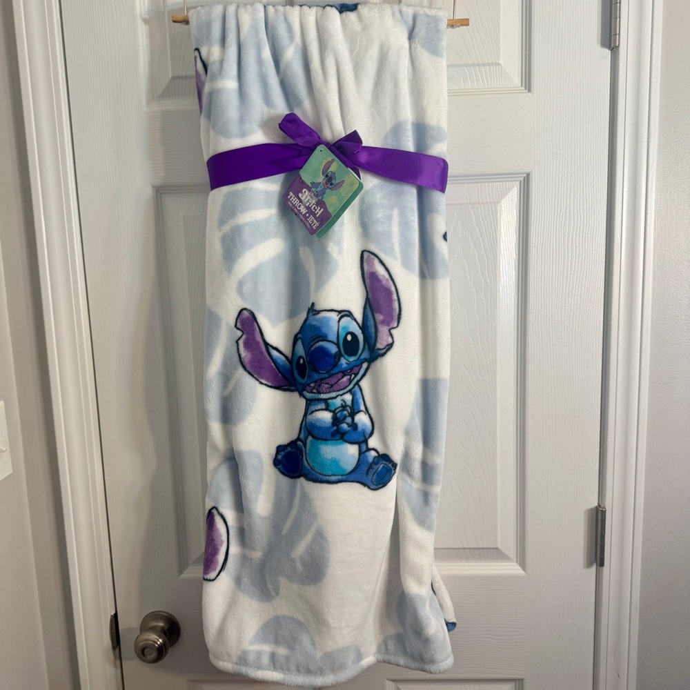 NWT. Disney's Stitch Pineapple Throw Blanket
Soft oversized plush throw.